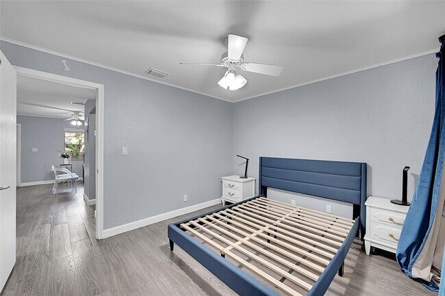 Building Photo - 1027 Tequesta St
