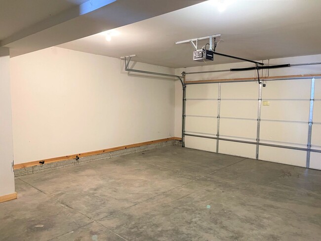 Building Photo - Sublease - Ankeny 3 Bedroom Townhome Avail...