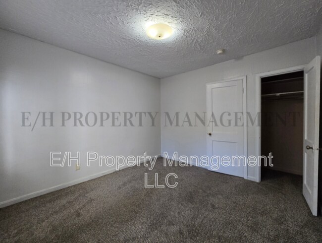 Building Photo - 1419 S Martinson St