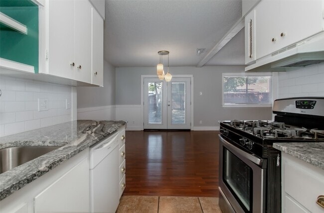 Building Photo - 2121 Travis Dr