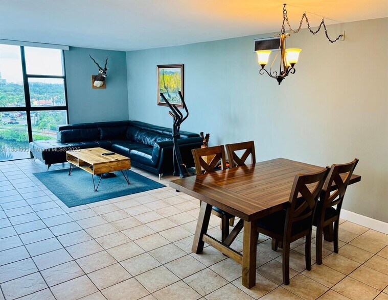 Building Photo - 3701 N Country Club Dr