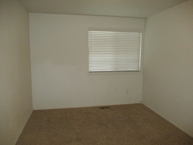 Building Photo - Beautiful 3 bedroom, 2.5 bath 2 story home...