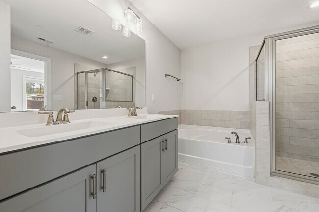 Building Photo - Gorgeous 4be/3ba With Fenced-In Backyard