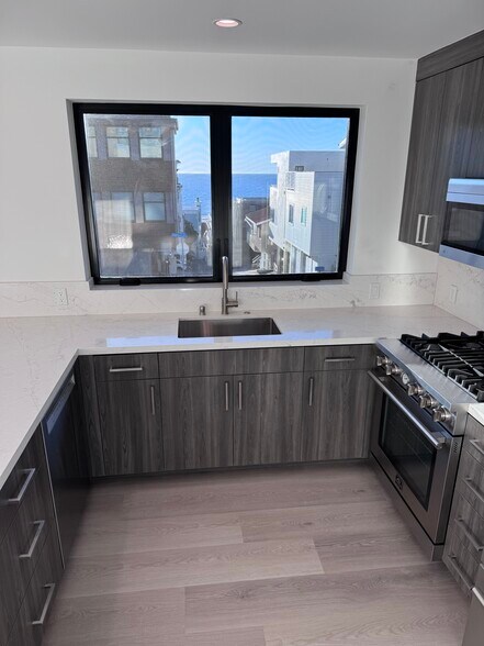 Kitchen sink with view - 2408 Highland Ave