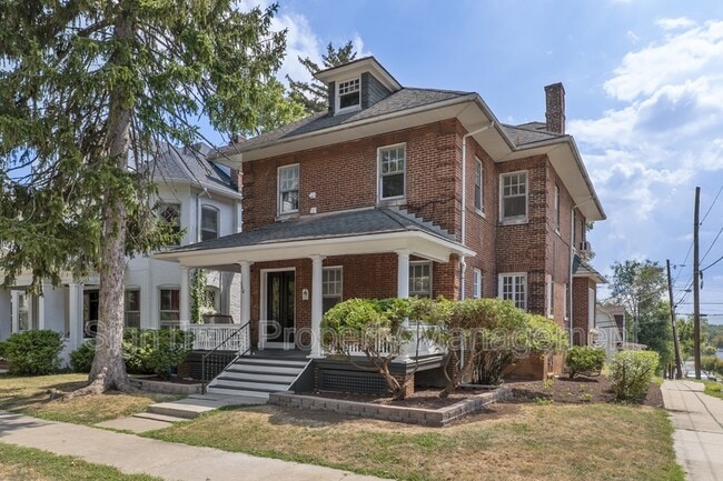 Building Photo - 460 Summit Ave