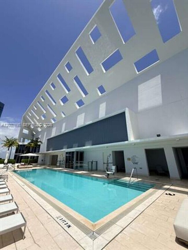 Building Photo - 1300 Brickell Bay Dr