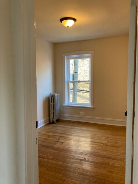 Building Photo - 2104 W Birchwood Ave