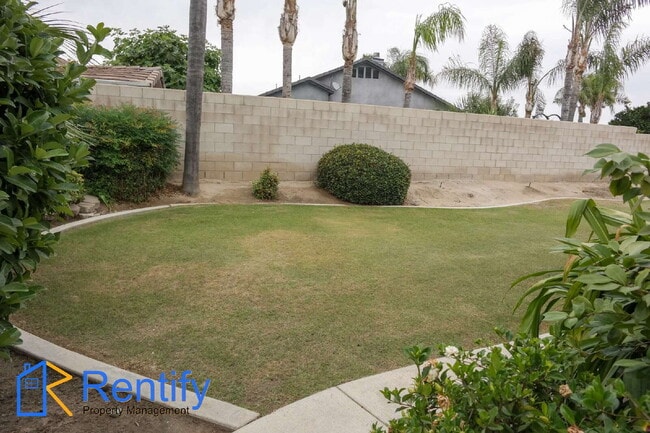 Building Photo - Charming Seven Oaks Home - 4Bed, 2Bath - Gardener Included!