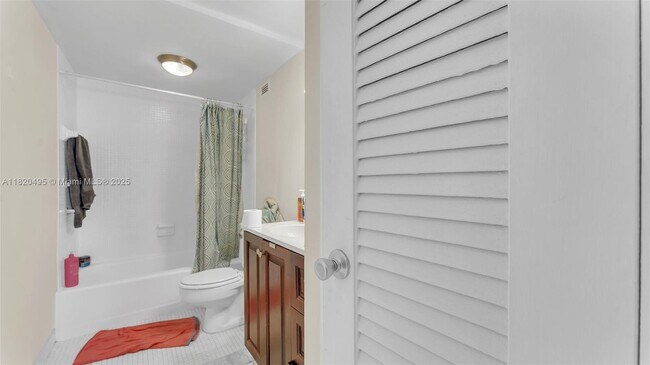Building Photo - 2899 Collins Ave
