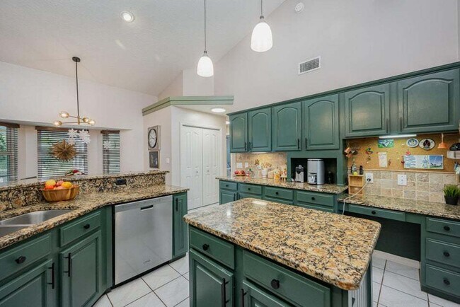 Building Photo - Luxurious 4 Bed/2.5 Bath Home with Stunning Lake and Golf Course Views with Pool on Savannahs Tra...