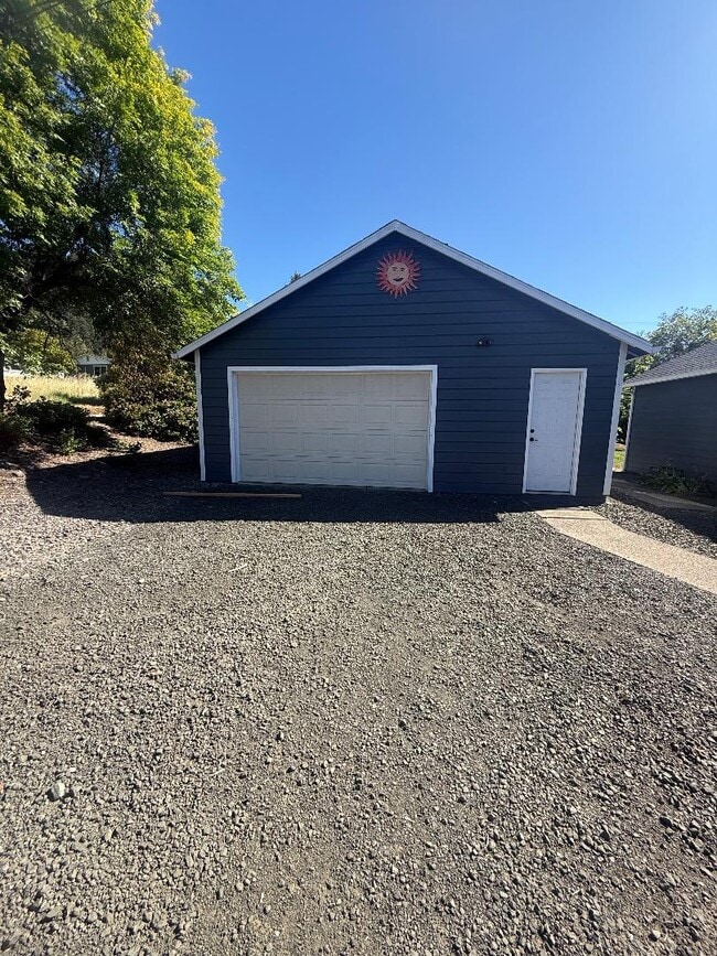 Building Photo - 329 Gael Ln