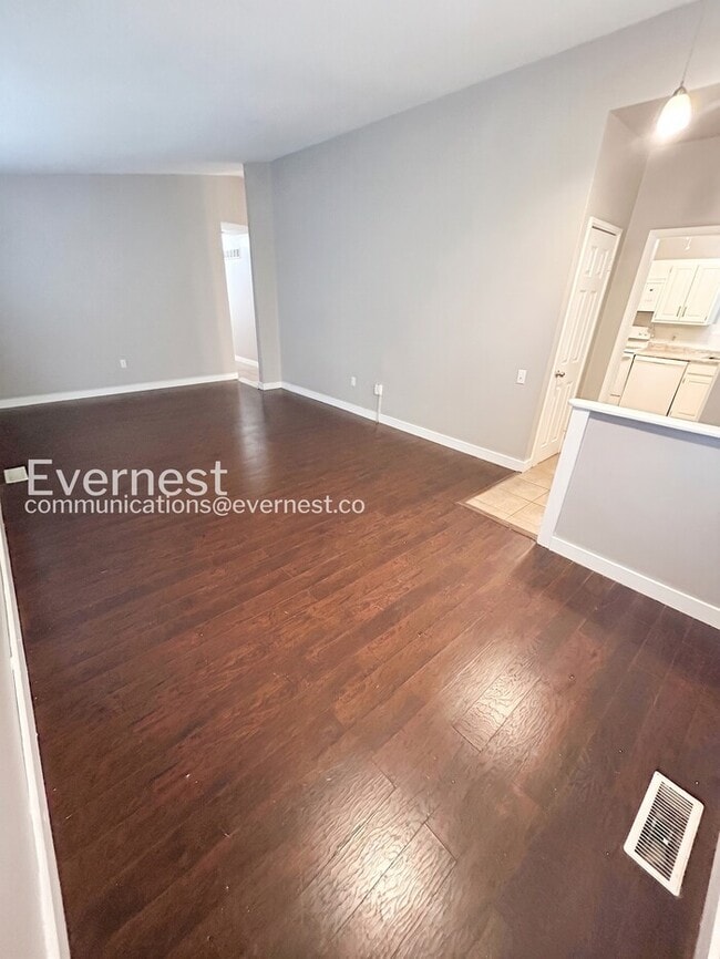 Building Photo - 560 Jamaica Pl