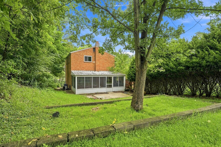 Building Photo - 56 Pointview Rd