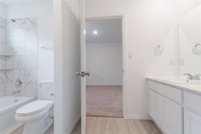Building Photo - 368 Keefer
