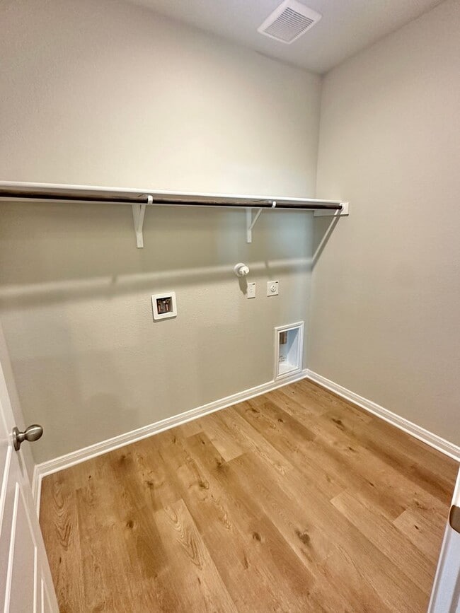 Building Photo - Luxury 2-Story, 4-Bed/ 2.5-Bath Duplex in ...