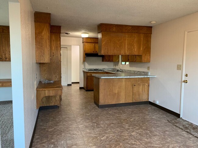 Building Photo - 4 bedroom home in convenient location on Alta Mesa Dr.