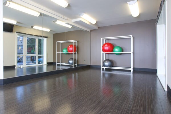 Building Photo - Beautiful 1 Bed + Den/1.5 Bath Condo @ Mar...