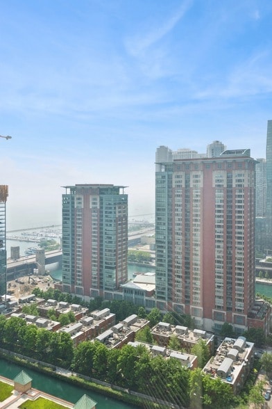 Building Photo - 512 N McClurg Ct