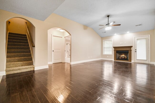 Building Photo - Pet Friendly Three Bedroom!