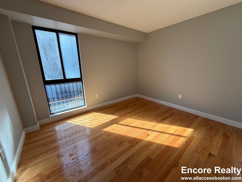 Building Photo - 1850 Beacon St