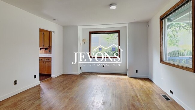 Building Photo - Charming 5-bedroom home near shopping, parks, and University of Puget Sound - Minutes from Cheney...