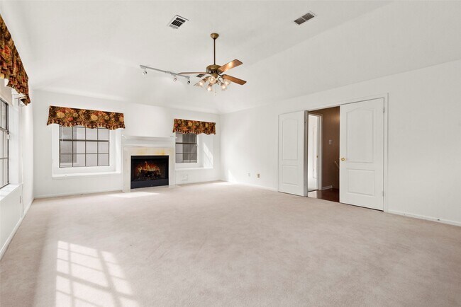 Building Photo - 2415 Parkwood Ln
