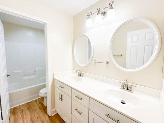 Building Photo - **STUNNING** 8 BEDROOM SOLAR HOME IN GATED...
