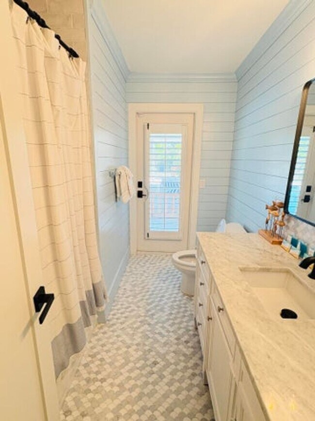 Building Photo - 9 W Riverside Dr