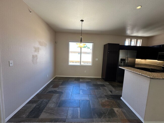 Building Photo - 2 Bed, 2 Bath in Courtyard Estates!
