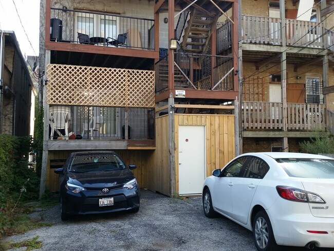 Building Photo - Condo Quality 3Bed/2bath in Wicker Park! In-Unit Laundry! Central Air! Blue Line!