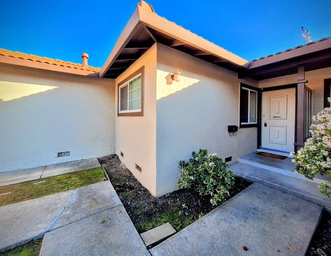Building Photo - Charming 2bd Duplex With Private Yard & Garage