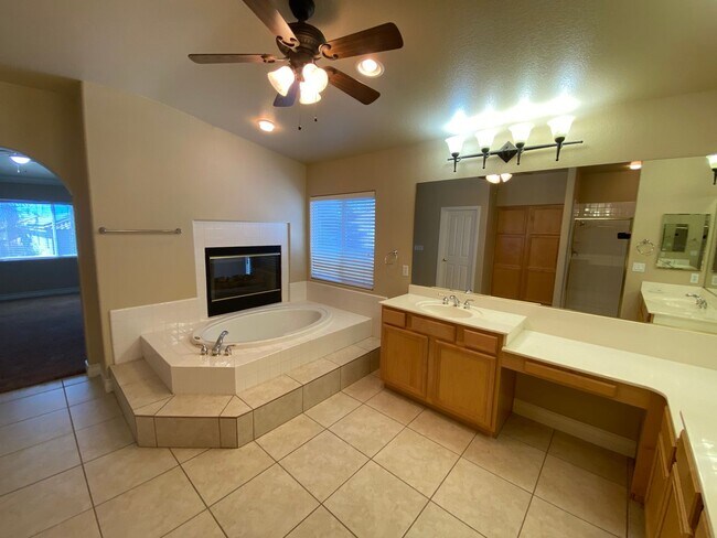 Building Photo - Beautiful 5 bed/3 bath home located in Hen...
