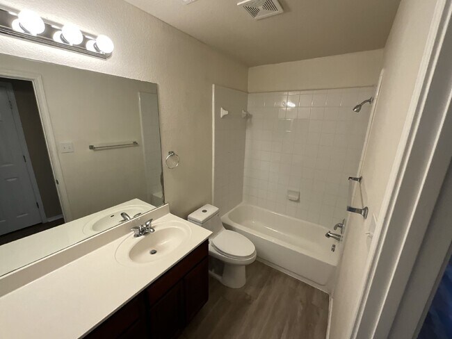 Building Photo - "Charming 3-Bed Oasis with Granite Touches & Cozy Fireplace in Cibolo!"