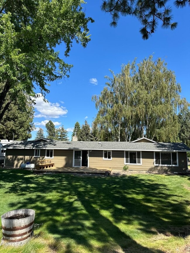 Building Photo - 3 Bed | 2 Bath | 1.17 Acres | Single-Level Home | Mountain Views