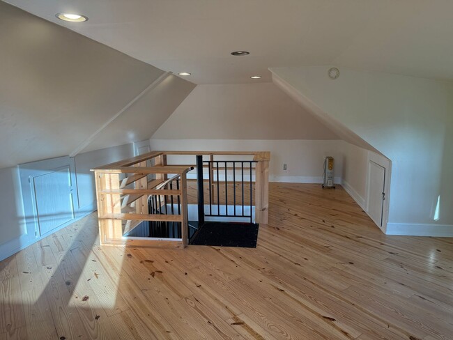 Building Photo - Adorable 1 BD + Loft and Office Bungalow in SE Richmond Neighborhood. ** Central Heat & AC! **