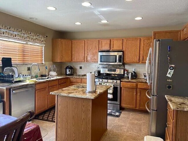 Building Photo - Stunning 5 bed, 3.5 bath Superior Home! Available Early June!