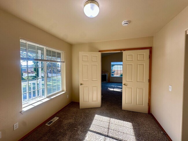 Building Photo - Ranch Style Home in NE Bend!  Fenced in backyard!