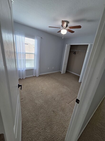 Building Photo - 2105 Woodsedge Dr