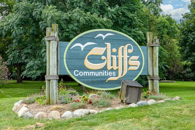 Building Photo - 893 Cliffs Dr