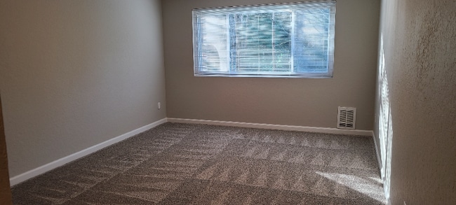 Building Photo - 1625 Kent Des Moines Rd