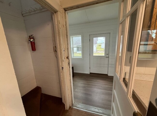 Building Photo - Charming Country Farmhouse in Elberta!