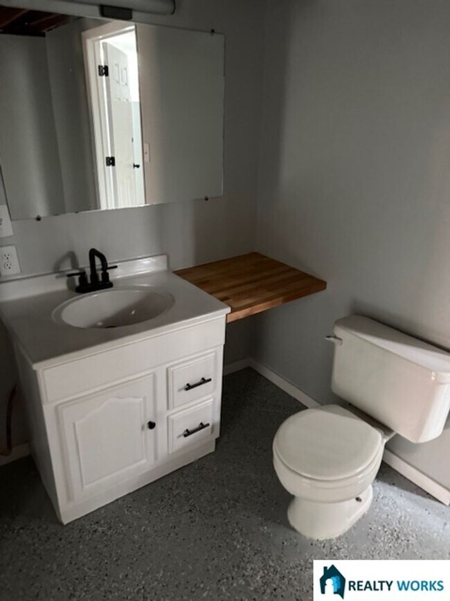 Building Photo - Charming 3-Bedroom, 1.5-Bath Home in Central Lincoln