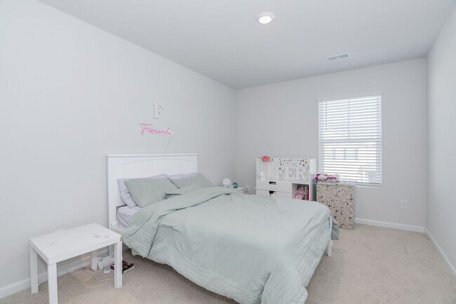 Building Photo - 4 Bedroom 3 Bathroom Two Story Home