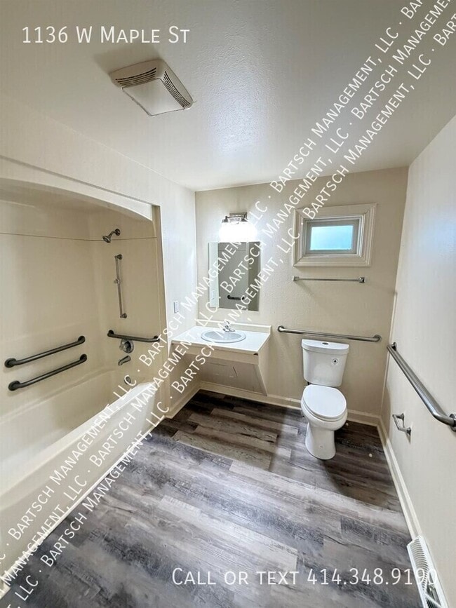 Building Photo - 1136 W Maple St