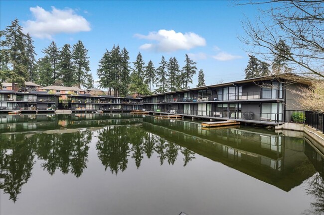 Building Photo - Furnished three bedroom condo on the lake ...