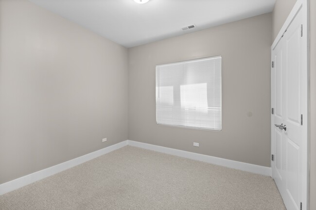 Building Photo - 643 E 50th St