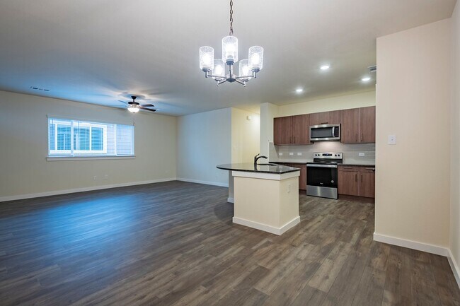 Building Photo - AVAILABLE NOW! GORGEOUS 3 BEDROOM DUPLEX L...