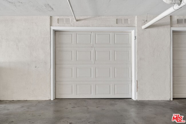 Building Photo - 13030 Moorpark St