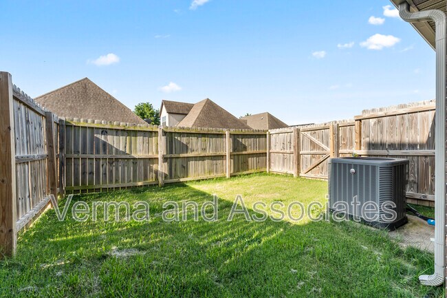 Building Photo - 3205 SW Riverstone Ave