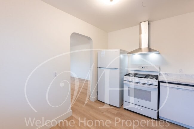 Building Photo - 427 E Pine St